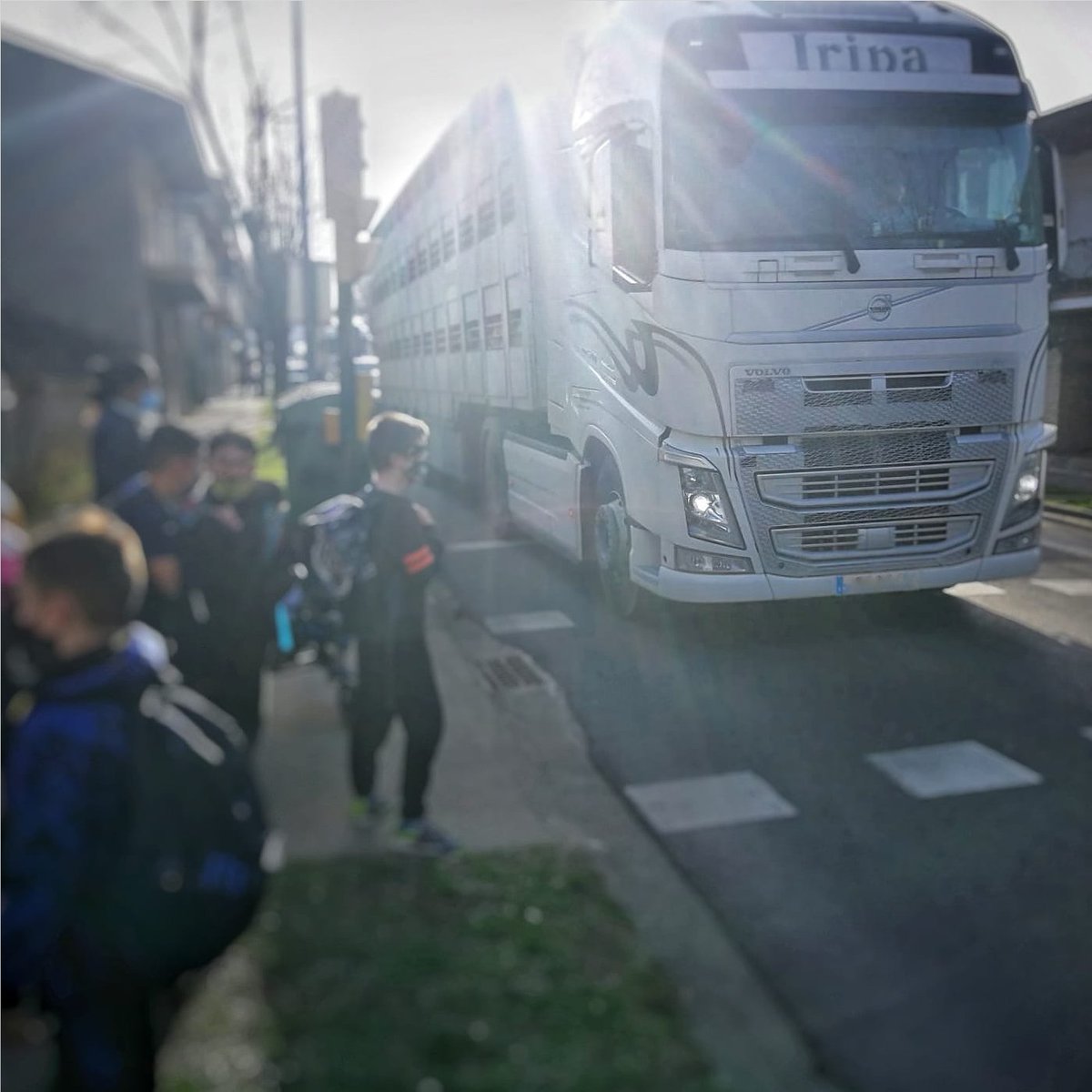 noesunvial's tweet photo. 🚛💨Molts no ho volen mencionar: a #Olot es desvien milers CAMIONS D'ALT TONATGE per dins de barris residencials. Tot el trànsit de mercaderies #Garrotxa per un carrer municipal, camí escolar, estret amb 🏘️ #Noesunvial
🧐 Per què només els veïns som els únics que ho denunciem? ⬇️ https://t.co/uojyhsdHM4