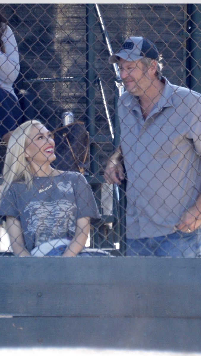 Retweet to vote for country superstar and Gwen’s favorite human #BlakeShelton for #TheCountryArtist at #PCAs 2021! Only two days left to vote so please retweet!