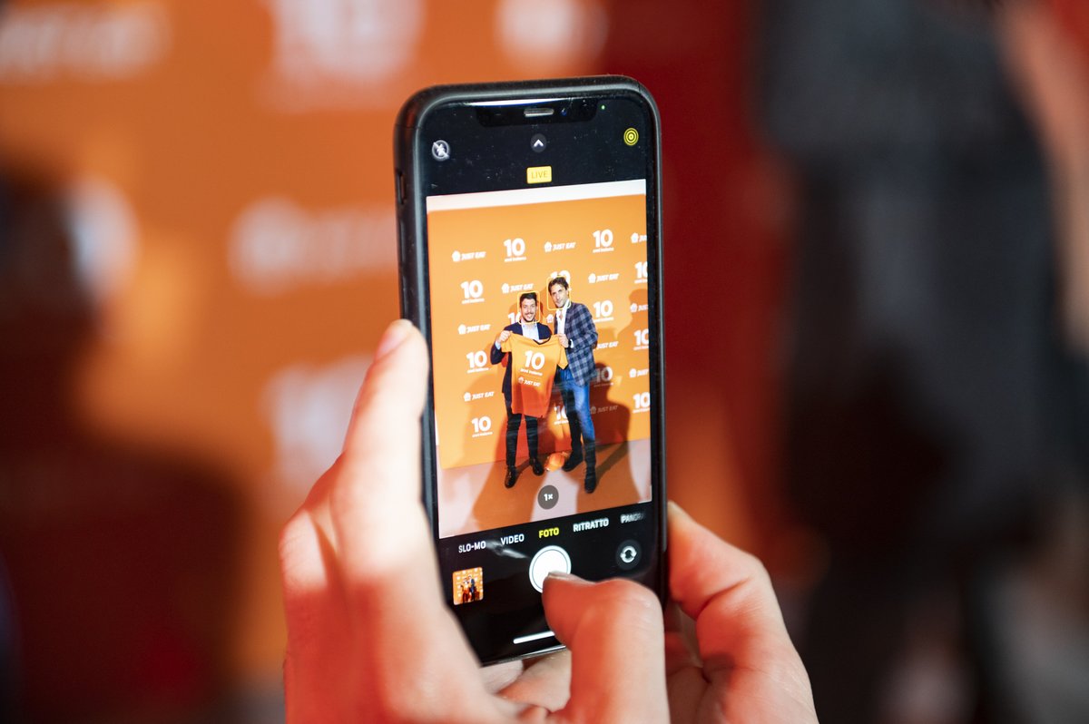 Happy 10th-anniversary @JustEat_IT! The local subsidiary started in an apartment in Milan with 8 people, today reaching over 300 colleagues, and soon adding 200 newly in-sourced customer service staff. Congrats to the team, including the over 6,000 employed couriers in  🇮🇹