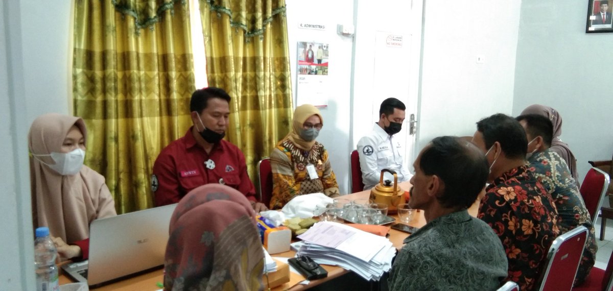 DisnavMakassar's tweet photo. #KawanLaut. Rekon PNBP berjalan lancar, kegiatan ini dilaksanakan di Srop Palopo yang dihadiri oleh para Kasrop, Bendahara, Pengelola PNBP, dan Operator. Pemutahiran data disesuaikan PMK 162 tahun 2013. Kadisnav Taufiq Mansyur, SE ucapkan terimakasih untuk semua yang terlibat. https://t.co/xh6hvbv8RU