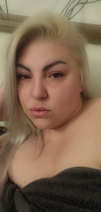 Post breakup selfie! Need cheered up so go sign up and show me some love! https://t.co/X5k9ZX8ZMF https://t