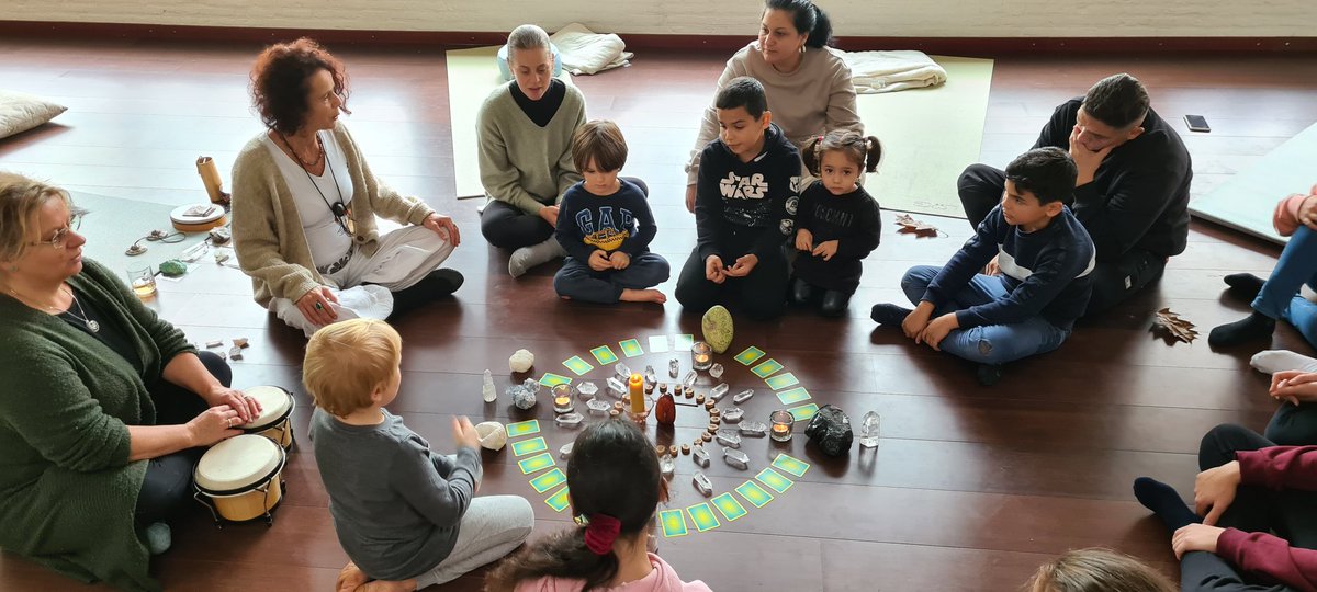 Bijzonder, hoe wij als "soort" zelfdestructief zijn. Angst vanuit h collectief doet gekke dingen in het veld... ik zag het vele malen bij gezinnen met ernstig ziek binnen hun omgeving. De analogie is groot en de oplossing : acceptatie, samen zijn en rust. #onssteentje