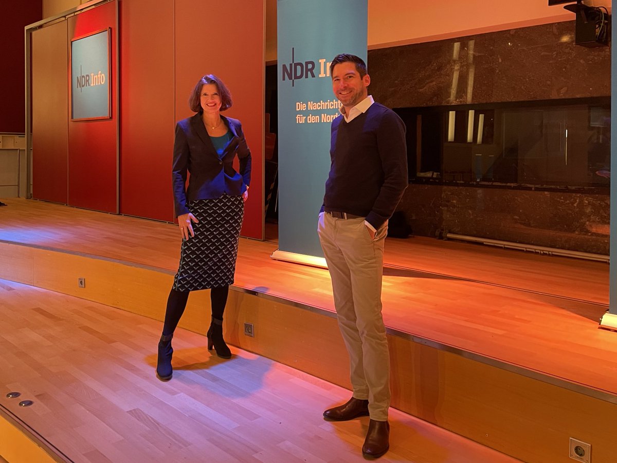 AdrianFeuerbach's tweet photo. Zwei freudige Gastgeber beim #cjd21 von @HHMediaSchool und @NDRinfo. Danke, liebe @AlexaBorchardt für die schöne Zusammenarbeit! https://t.co/MixQ3ZeCob