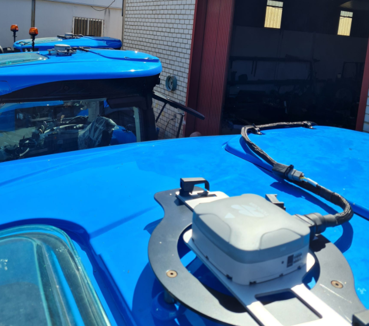 diegotarrat's tweet photo. El nuevo receptor AGS-2 de @topconag cuenta con un diseño compacto, desarrollado para adecuarse a cualquier tipo, marca y modelo de máquina agrícola. Con plena capacidad para cualquier aplicación agrícola, conservación del agua y formación del terreno. https://t.co/uiI7Wpez5c