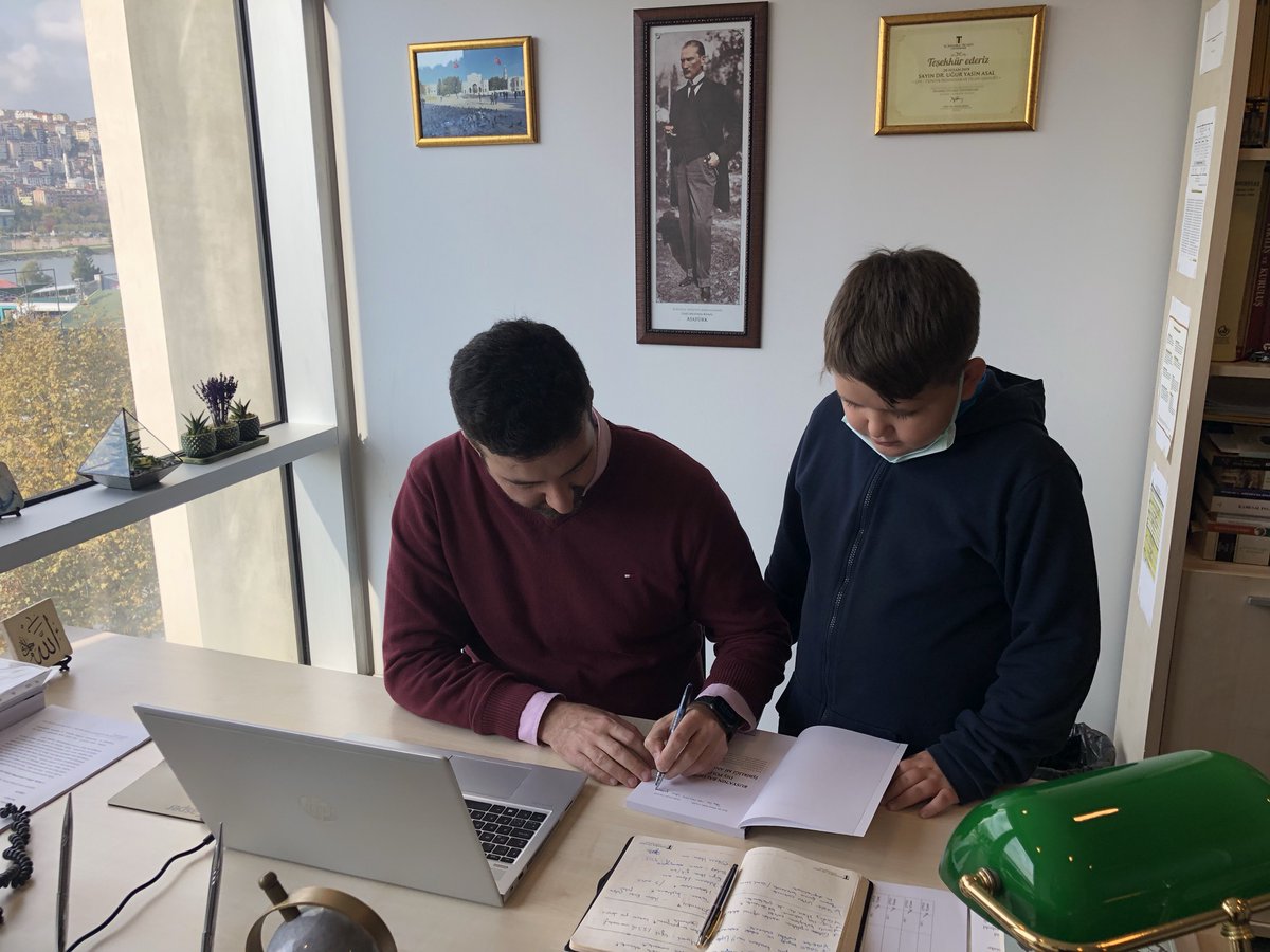 AkilEmir's tweet photo. Babam @selimcavus'un arkadaşı 
Doçentlik ünvanını alan Uğur Yasin Asal 'ı
 ( @uguryasinasal)  odasında  ziyaret edip, tebrik ettik. 
Bana son yazdığı kitabı imzalayarak hediye etti, teşekkürler Uğur Yasin Asal... https://t.co/1oLwX1VPKP