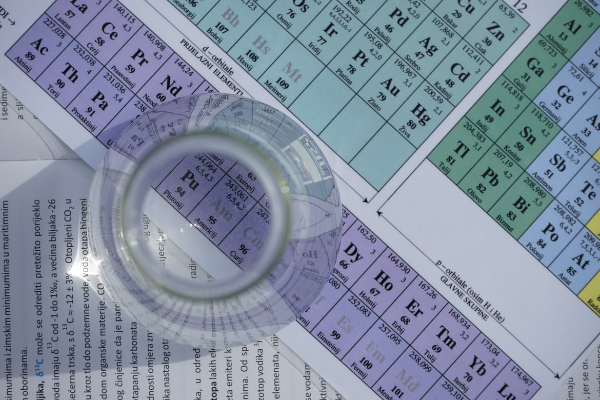 STEMHUB_SE's tweet photo. On this day in 1945 was the announcement of two newly discovered synthetic elements Americium used in smoke detectors and Curium it's by product. Learn about polymers with Potatoes here https://t.co/P59oVCnOgb #STEM #secondary #scichat #ukedchat #chemisty #homelearninguk https://t.co/bCV0j0gAQM