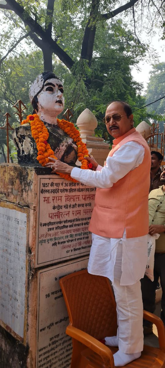 bpsarojmp's tweet photo. आज लखनऊ में सिकंदरा बाग स्थित शहीद स्थल पार्क पर 1857 की प्रथम स्वतंत्रता संग्राम सेनानी महान वीरांगना ऊदा देवी पासी जी की प्रतिमा पर माल्यार्पण कर श्रद्धा सुमन अर्पित किया। https://t.co/QnTe8eWvpd