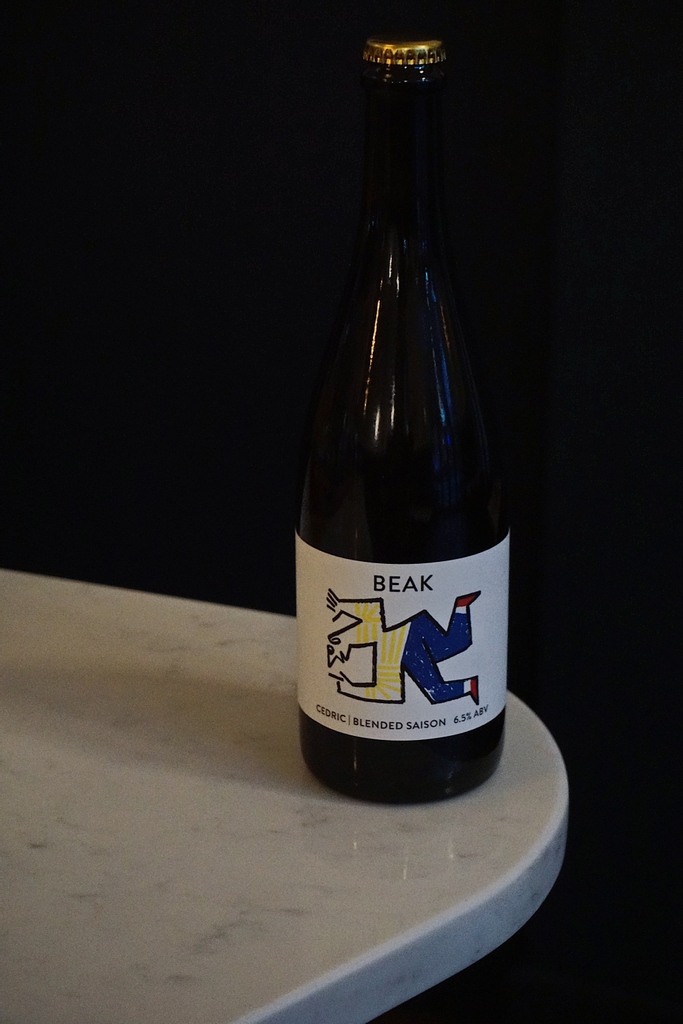 BY THE BOTTLE || 🍾 We've got this DELISH beer in at the mo for you to give a go 👀 BEAK is a blend of old and young saisons aged in French red wine barrels and fermented in steel. It's crisp, tart, floral and funky with a refreshing winey acidity 😍 Come give it a go!