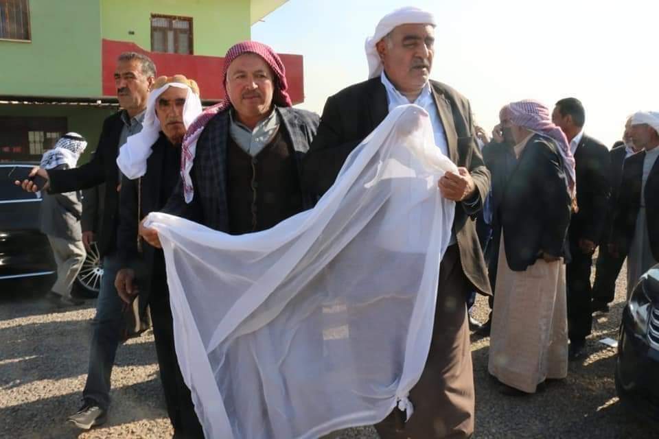 Av_Akdogannnn's tweet photo. Tarihte devlet kurumuş #Bini_İcil_Aşireti ecdadına yakışır şekilde çağlar öncesi aldığı misyonu barış,huzur,sulhta öncülük etmesiyle çağımızdaki önderlik sancağını taşıyor
#Halava aşireti mensubu Maskan ile Dara ailesi arasında yaşanan kan davasını Aşiretimiz önderleri bitirdi. https://t.co/RVera7qe7c