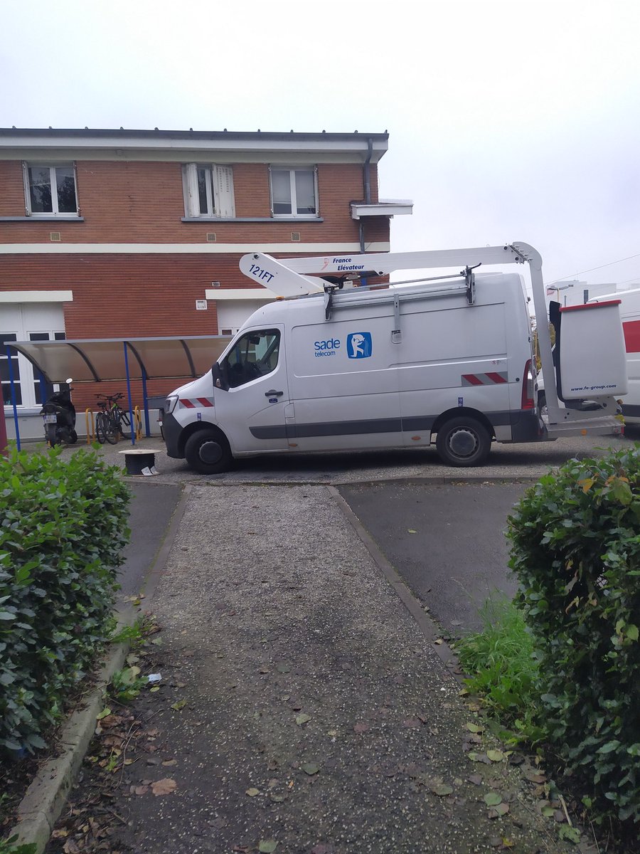 GCUMHDF's tweet photo. L'accès piéton de la gare d'#orchies toujours bloqué par les #gcum. Comment passent les fauteuils roulants ou les poussettes? @TERHDF @xavierbertrand @FDhersin @HdF_Mobilites https://t.co/OYNDQlnaZJ