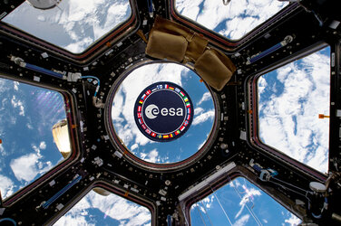 ESA_Italia's tweet photo. Poster, set di immagini, video brevi. Questo e altro ancora disponibile, online e da scaricare, nelle pagine @ESAExhibitions https://t.co/64NAmnNOZj @esa #AlphaMission #CosmicKiss #Webb #DiscoverESA https://t.co/9dEMhUAV4R
