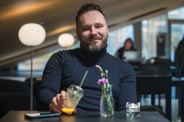 Karvalakkioopperan toinen tuottaja Jussi Merikanto on musiikin monitoimimies: oopperalaulaja, toiminnanjohtaja, taiteellinen johtaja ja tuottaja. Tapio Nykänen tapasi Jussi Merikannon Helsingissä, kirjastotalo Oodin kahvilassa. Kuuntele haastattelu bion linkistä! #ooppera