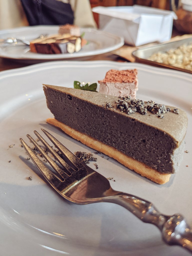 la_tierrazul's tweet photo. Black sesame cheese cake and specialty coffee in commune6
#la_tierrazul #commune_6 #sweet #coffee #desert #bittersweet #コーヒー #デザート#afternoon coffee https://t.co/d5Wtdnfnkx