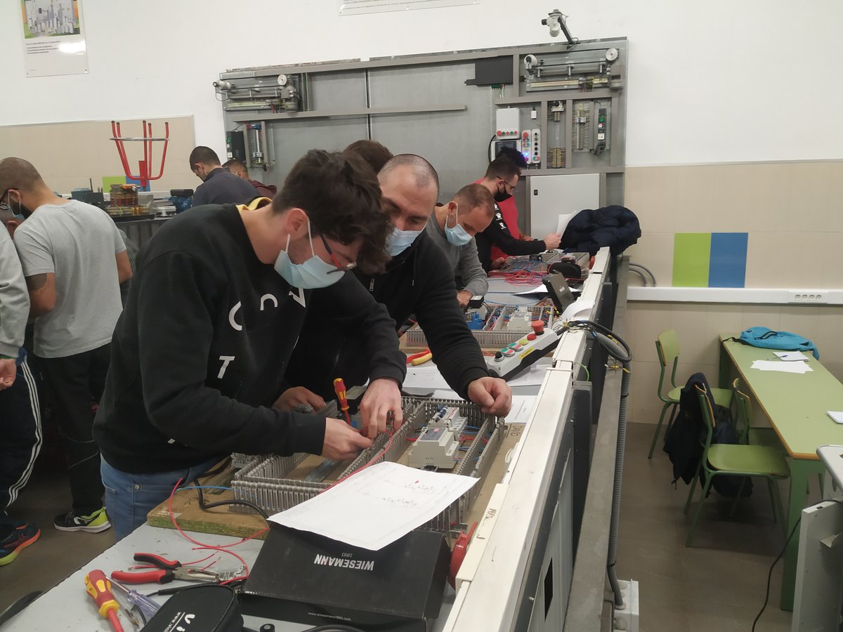 XabecCF's tweet photo. Todos los #CiclosFormativos de #Xabec se pueden cursar en presencial o semipresencial. Estos días la #ModalidadSemipresencial acude a nuestros talleres en su semana de prácticas. Proceden de diferentes partes de España y compaginan su formación con un trabajo u otra ocupación. https://t.co/wqux3UF2KW