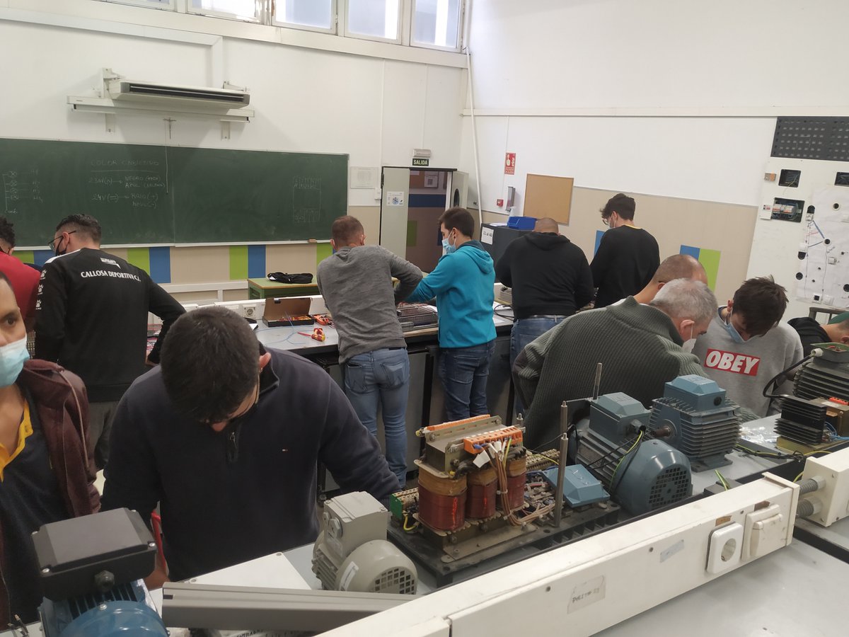 XabecCF's tweet photo. Todos los #CiclosFormativos de #Xabec se pueden cursar en presencial o semipresencial. Estos días la #ModalidadSemipresencial acude a nuestros talleres en su semana de prácticas. Proceden de diferentes partes de España y compaginan su formación con un trabajo u otra ocupación. https://t.co/wqux3UF2KW