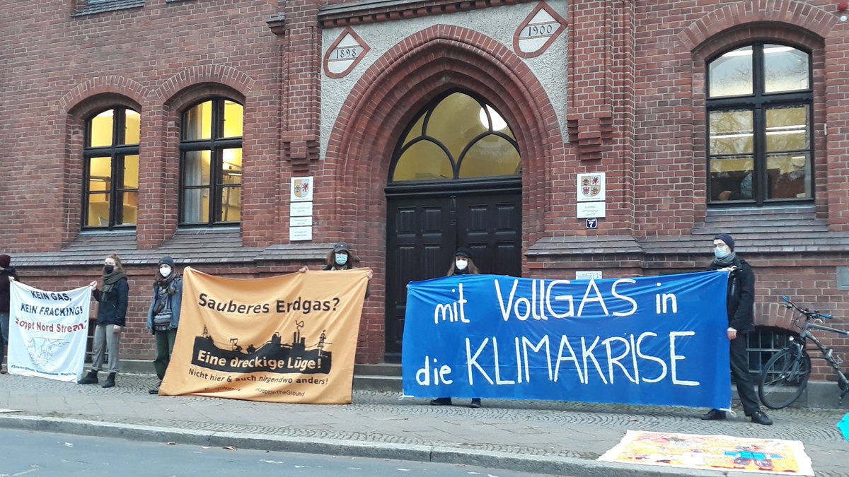 Climate4Justice's tweet photo. Jetzt im OVG #Greifswald:
#NOstream2 wird der Prozess gemacht.

Wer unsere Zukunft verspielt, gehört auf die Anklagebank!

Am Ende werden wir uns nicht auf die Gerichte verlassen können...
#SystemChange

#KeepItInTheGround
#GasIsOver
#NoLNG
@gastivists @Umwelthilfe https://t.co/WoufosnbjF