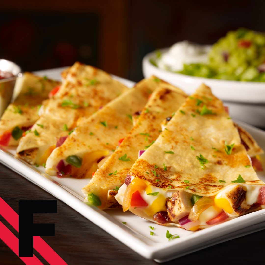 tgifturkiye's tweet photo. Bu öğlen“Belki üstümüzden bir Chicken Quesadilla geçeeeer”😅😋
Gevrek tortilla;ızgara tavuk,pico de gallo,bacon,eritilmiş MontereyJack&amp;Colby peyniri ile doldurulur.Avokado sosu,ekşi krema, salsa&amp;pico de gallo ile servis edilir🥳
#TGIFridaysTürkiye
#ÖğlenYemeği #Ataşehir 
#Suadiye https://t.co/zrdQiFOy51