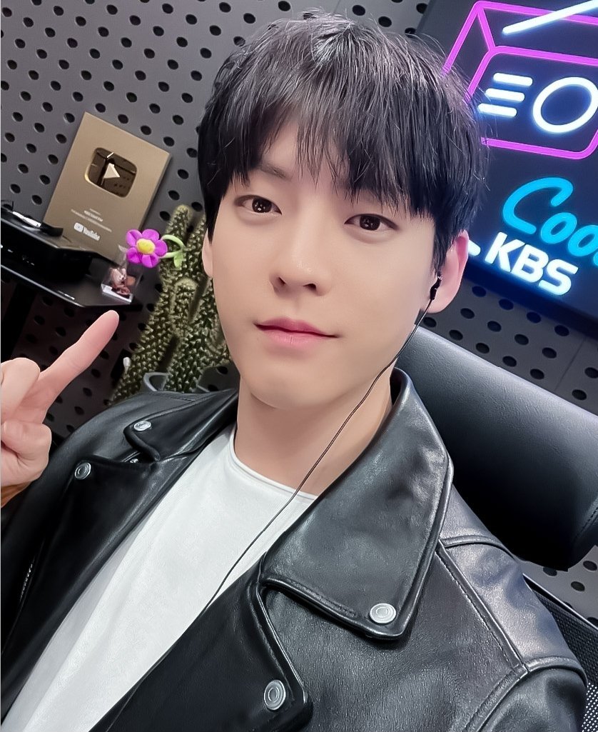 BTOB_CC_'s tweet photo. 손가락 찔려가며 열심히 만든 보람 있게 해준 민혁오빠 고마워요😍😘
🐿람디 목소리에 매일매일 귀호강👍
매번 챙겨주시는 비키라 제작진 분들 감사합니다😊🙏

@btob2mh 
#비투비 #이민혁 #비키라 #람디 #여기_도토리 #허타람찌 🐿🐿🐿 
(로고를 안 박았지 모야..) https://t.co/Zt3TL6Js7Q
