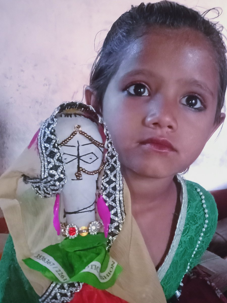 ram_meghwar's tweet photo. My #Doll with a Doll
منهنجي پياري پري (مُسڪان) پنهنجي هٿرادو سهيلي (گُڏي) سان گڏ راند ڪندي https://t.co/vtxr3tpjbB