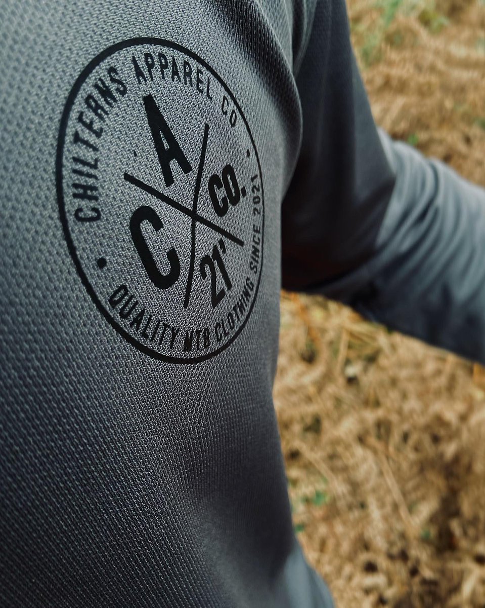 CroxleyBikes's tweet photo. ***WIN*** #mtb jersey giveaway for #blackfriday 
2 jerseys to be won… Head to Chilterns Apparels Instagram page https://t.co/jQtzmnOrRO to enter! #croxleygreen @inrickmansworth #chorleywood #mountainbiking #cycling #mtbclothing #tring #wendover #chilterns #rt #Competition https://t.co/DmYXkeEWDt