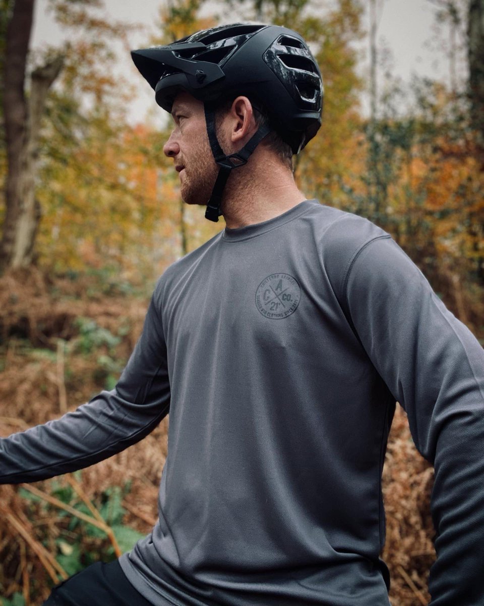 CroxleyBikes's tweet photo. ***WIN*** #mtb jersey giveaway for #blackfriday 
2 jerseys to be won… Head to Chilterns Apparels Instagram page https://t.co/jQtzmnOrRO to enter! #croxleygreen @inrickmansworth #chorleywood #mountainbiking #cycling #mtbclothing #tring #wendover #chilterns #rt #Competition https://t.co/DmYXkeEWDt