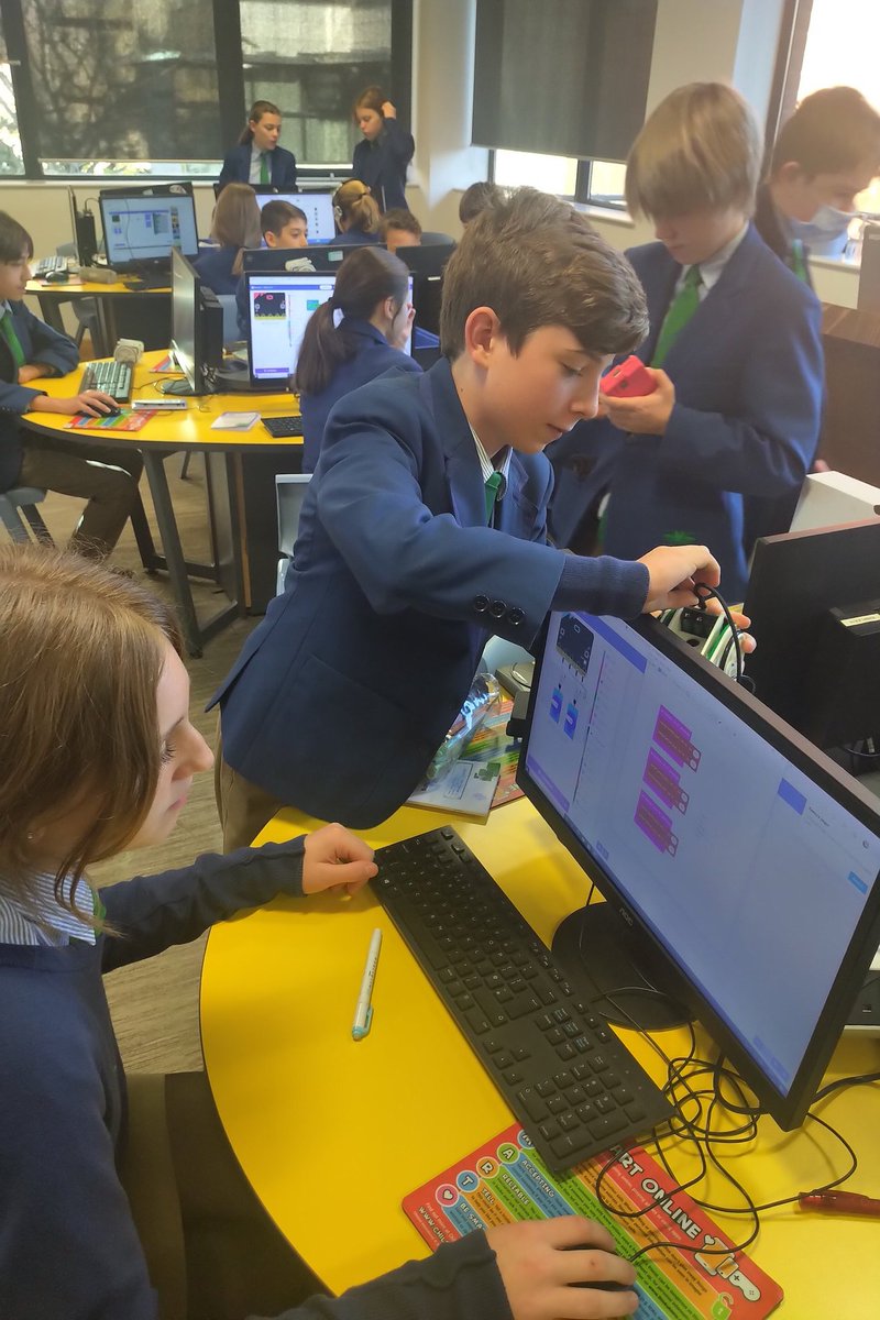 KewHouseICT's tweet photo. @KewHouseICT #raspberrypi #coding. Students working with microbuggies, raspberry pi's, ranger robots. #futurecoders problem solvers, teamwork makes the code work. https://t.co/mLrPhurz6m