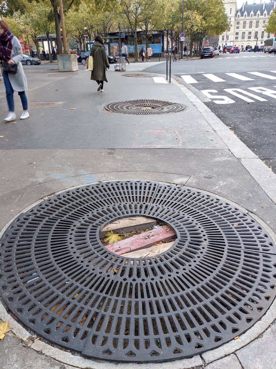 MocheVille's tweet photo. Place du Châtelet : les échafaudages ont été enlevés, les arbres aussi. #SaccageParis https://t.co/MhlTNbeEyO
