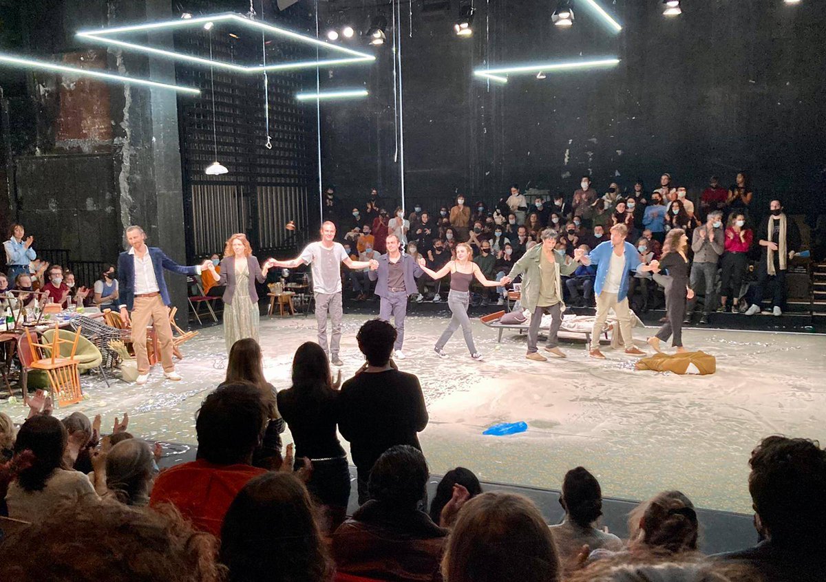 Sortie au @TGPCDNStDenis pour des élèves de 1e et de Terminale pour assister à « L’absence de père » avec une mise en scène de <a href="/LorraineSagazan/">Lorraine de Sagazan</a> : des élèves enthousiasmés par cette découverte de l’univers du théâtre, et fascinés par la scénographie du spectacle!