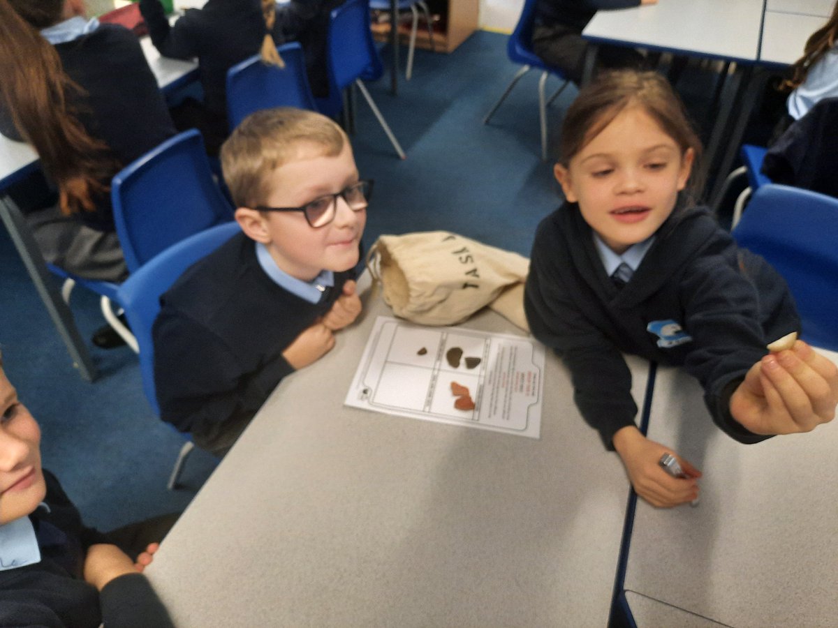 OSJ_MrsSmith's tweet photo. Examining and categorising stone age artefacts in @OSJ_Y3B ⚒ https://t.co/0BHImMUGQx