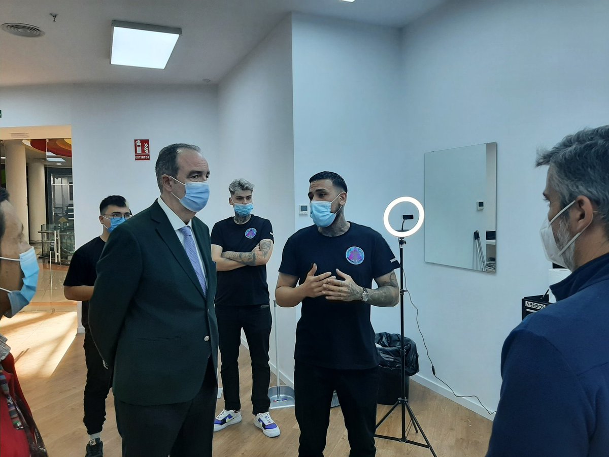 jaimebretonbesn's tweet photo. En el centro de formación y barbería de ⁦@MoganShop⁩ , emprendedor de ⁦@poligono_sur⁩ https://t.co/tZOAIG18bJ