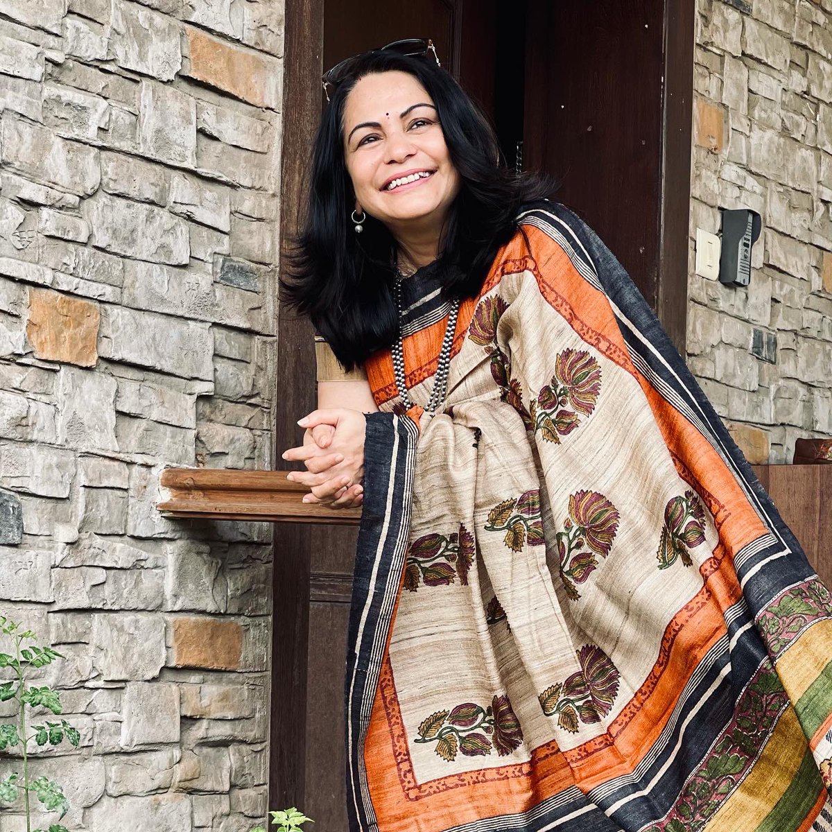 ShefVaidya's tweet photo. #sareeswag There is something very elegant about #blockprintedtextiles, especially on #tussarsilk. I wait for winters to air all my #tussarsilksarees! These sarees make great work-wear, elegant, understated and a dream to drape! https://t.co/wzwmH9yCQG