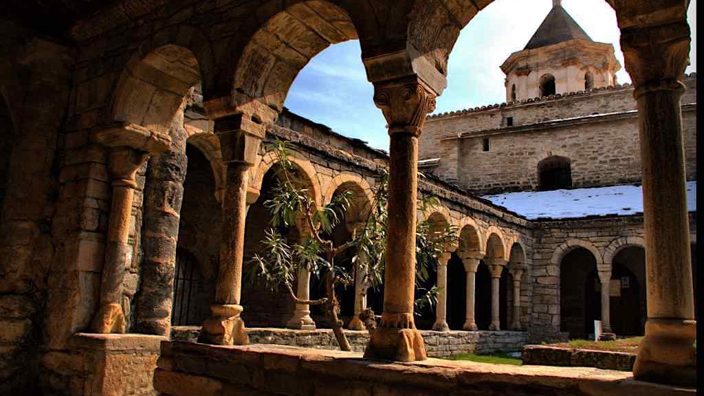 sustowns's tweet photo. Roda de Isábena:

Its great treasure is the cathedral of San Vicente, considered the oldest in Aragon and the smallest in Spain, as well as one of the most beautiful.

A beautiful place that deserves a visit.

Let’s see more: https://t.co/GE9peasEn6 

#sustowns #turismoaragon https://t.co/gsWeHnAKX6