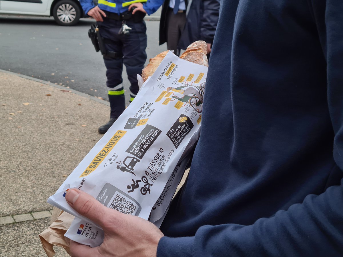 160 000 sacs à🥖véhiculant des messages de prévention (partage de la route entre🚴‍♀️&amp;🚗et usage📱au volant) mis à disposition d'une 40aine de boulangeries en #Vienne86.
La coureuse <a href="/VGuilman/">Victorie guilman</a> apporte son soutien &amp; sensibilise les clients à l'importance de l'équipement !