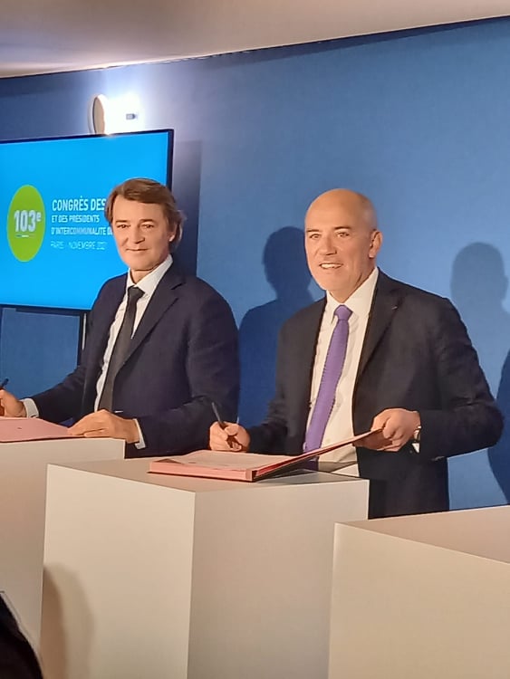 cyrilluneau's tweet photo. 🌳@srichard et @francoisbaroin signent au #SMCL2021 une charte nationale d'élagage avec @l_amf. L'entretien et la sécurité des réseaux sont une priorité pour les élus mobilisés au quotidien et pour @orange qui consacre chaque année 500 M d'Euros à leur maintenance. https://t.co/98hkRon3NX