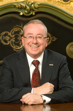 WouterKolff's tweet photo. Vandaag is het alweer zes jaar geleden dat mijn gewaardeerde voorganger Ronald Bandell veel te jong overleed. Hij was van 2000-2010 burgemeester van onze stad en voordien in Moordrecht, Papendrecht en Alkmaar. Onze stad en regio herinneren hem als innemend, empathisch en kundig. https://t.co/S1ErqVA1eG