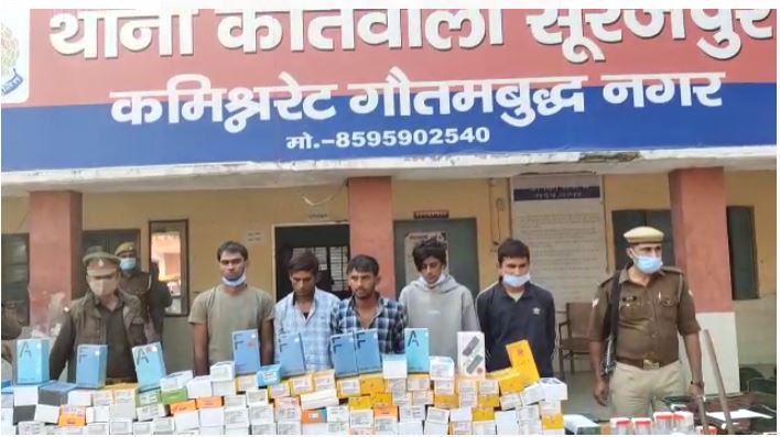 noidapolice's tweet photo. थाना सूरजपुर:- मोबाइल की दुकान से चोरी करने वाले 05 शातिर चोर गिरफ्तार, कब्जे से चोरी के 177 मोबाइल (कीमत करीब 30,17000 रूपये), 1 LCD, 1 DVR, 1 UPS, घटना में प्रयुक्त Hyundai i20 कार, 6 हजार रूपये, चोरी करने के औजार, फर्जी दस्तावेज, 03 फर्जी नंबर प्लेट व अवैध हथियार बरामद। https://t.co/hAZP6OPgBl