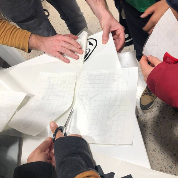 bibcaoliveres's tweet photo. Ahir van venir el grup de grans de l’Espai Creix amb l'Alba i l'Ona a fer un nou taller de tall de vinil.
Han sortit molt contents amb els seus adhesius!!! Ens encanta😃
#espaicreix 
#bibliolabxbm 
@bibliotequesxbm 
#laboratorisportàtils #talldevinil #tecnologies  #bibliotequesvo https://t.co/DgjMoU8HeV