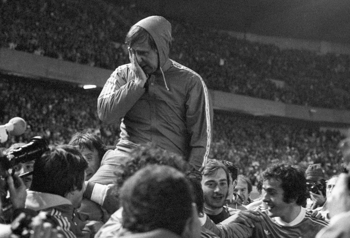 trincampfr's tweet image. Souvenirs 🇫🇷⚽️

Il y a 44 ans jour pour jour, l&apos;équipe de France mettait un terme à 12 ans de disette en se qualifiant pour la coupe du monde 1978. #MichelHidalgo en pleurs est hissé par ses joueurs, conscient sans doute que le football français vient de renaître. #fff