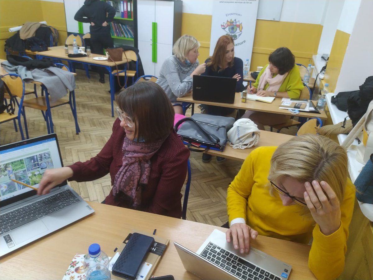 ValuingNatureCR's tweet photo. Nastavnice Ana Vlahov i Tina Cvijanović na radnom sastanku u Poljskoj u Zychliniu - izrada interaktivnih aktivnosti i scenarija poučavanja za edukativnu web platformu namijenjenu učenicima. U sklopu aktivnosti posjetile su i Varšavu. @NatureValuing https://t.co/UuI7V4ZIp2