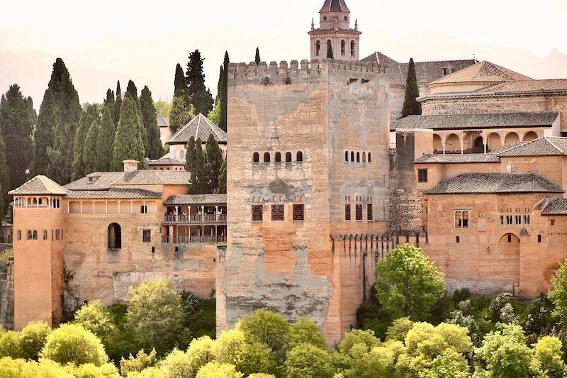 «Todas las ciudades tienen su encanto, Granada el suyo y el de todas las demás»💫 Así la describió Antonio Machado, y no se equivocaba 😉 

¿Quieres comprobarlo tú mismo?

✅ 17 Planazos para un viaje de una semana a Granada!!

#Granada #Andalucia 

heygranada.com/que-hacer-en-g…