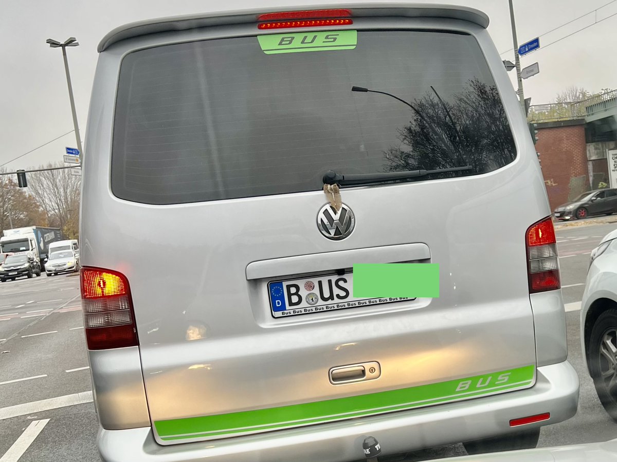 Amujan's tweet image. Ob er wohl seinen VW Bus liebt? 🤔 #BusBus