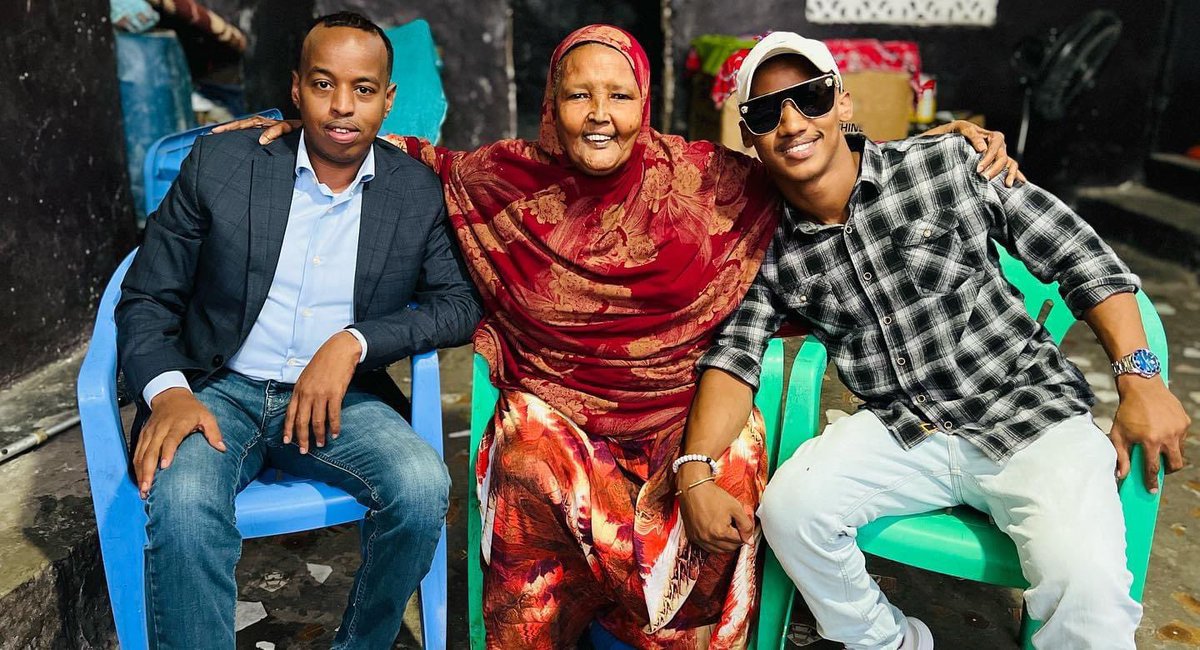 iamkhadarkeyow's tweet photo. Manta Sharaf &amp; maamuus ayeey ii aheed in aan kamid noqday mas’uuliyiiintii ugu tagay Senotor @OsmanDubbe iYo Xildhiban Arabow  booqashada *Hooyo*  Fanaanada Weyn ee Eedo Binti Cumar Gacal wxn alle uga baryayaa Cafimaaad Taam ah &amp; Cimri dheer in Uu alle siiyo 🤲 amiin ya rabbi https://t.co/yuJBQWtopV