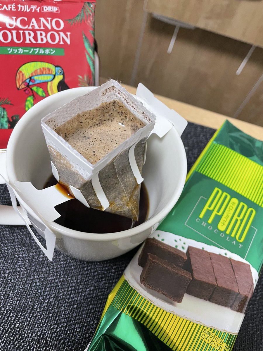 zuzuzu1225's tweet photo. 好きなコーヒーとポロショコラのコンボは強い。

#コーヒー #ポロショコラ #pporo #ツッカーノブルボン #コーヒー初心者 #コーヒー好きと繋がりたい  #カルディ #おすすめコーヒー教えてください https://t.co/CUl21ARsWO