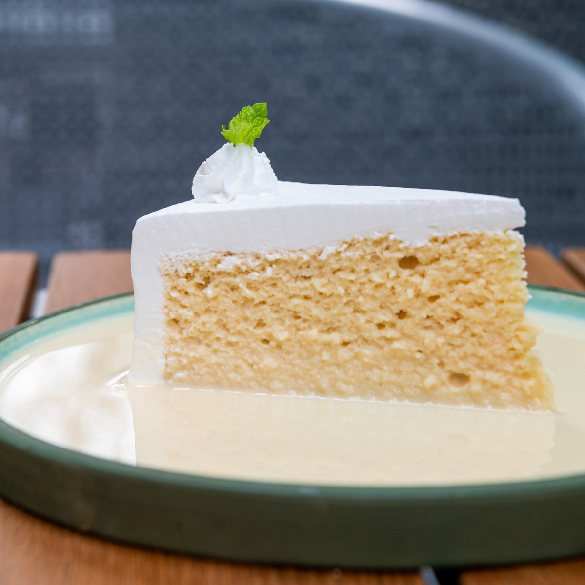 Your Tuesday is about to get a whole lot sweeter! A crowd favourite, our Tres Leches hits all the right spots. 🍰

Order now. Link in bio!

#Cakes #BangaloreFoodies #Bangalore #TresLechesCake #Dessert