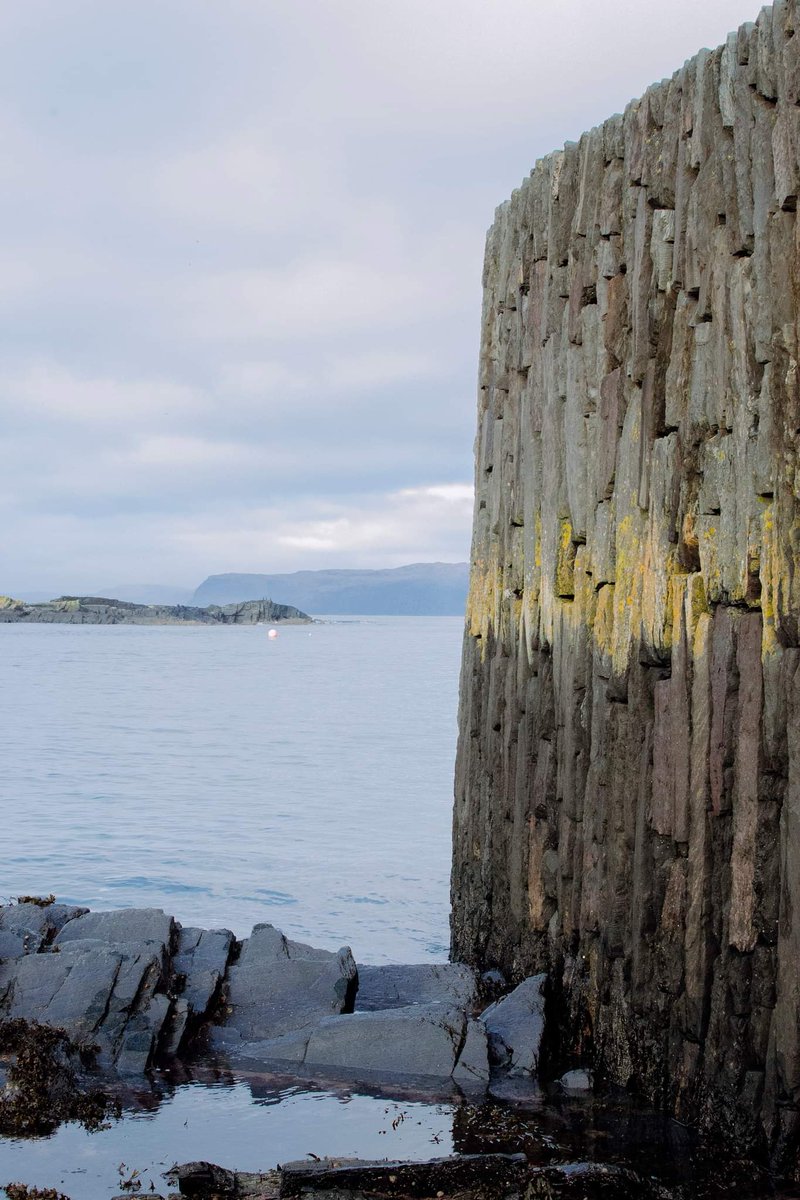TheDrystoneCo's tweet photo. The vertically stacked harbour wall in Ellenabeich, Seil (Slate Islands). https://t.co/yfcCpbzGTZ