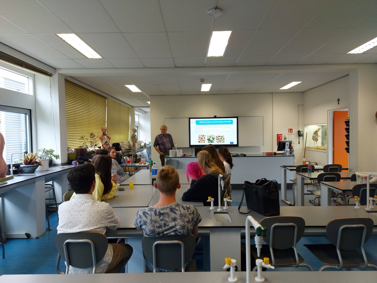 H2020_CHIC's tweet photo. 📣📰 New Article!🚨👏
☑️CHIC Partners Visit 2 Secondary Schools in the Netherlands to Showcase AR Game🕹️📓
@WUR @IDConsortium
Click⬇️to read the full text!
https://t.co/QVH3JEeOrE
#NPBT #GenomeEditing #PlantBreeding #CHICproject #chicory https://t.co/oYjedyp3in