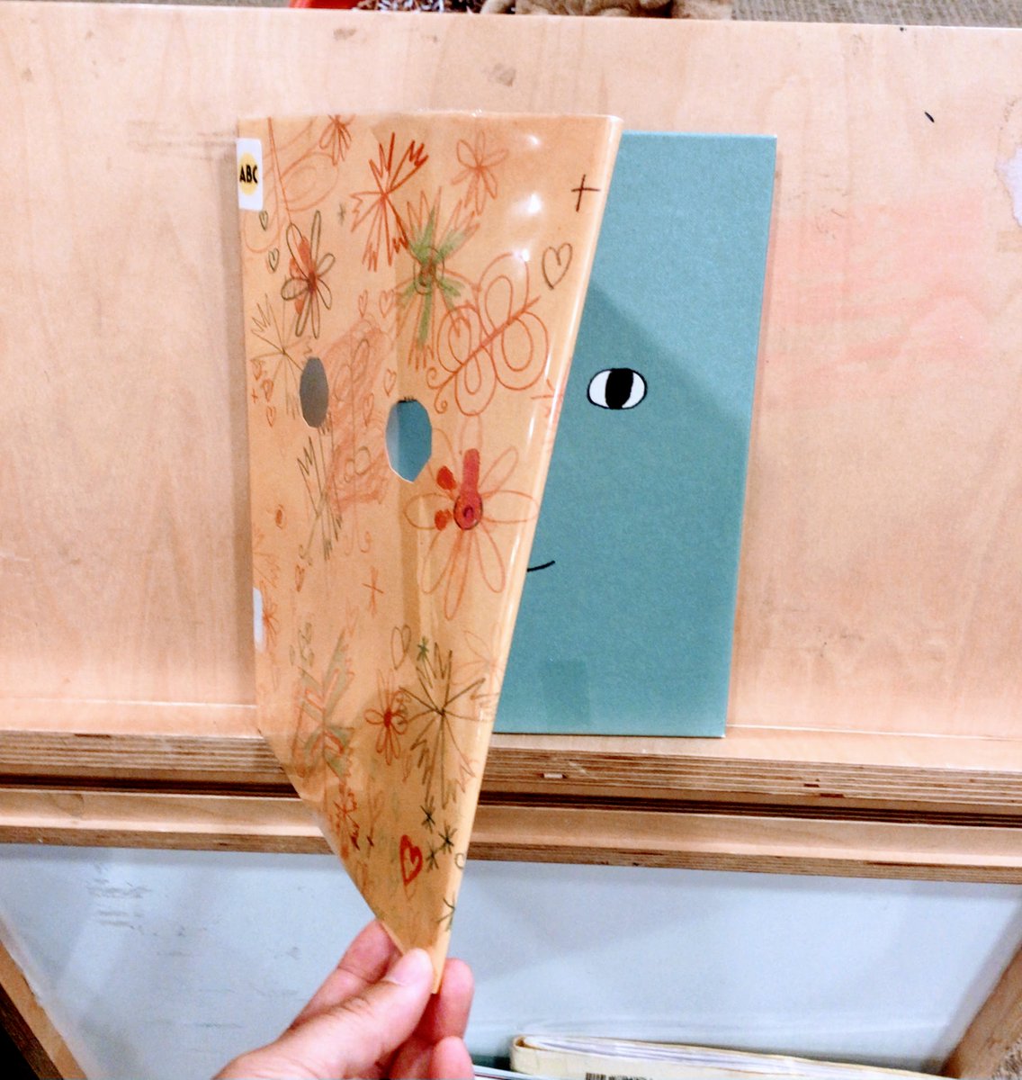 ❤️ I peeked into a class to see this! #tkskg students so curious about what's #beneaththejacket after reading The Jacket by <a href="/HallWaysKirsten/">Kirsten Hall</a> &amp; Dasha Tolstikova. <a href="/AdaciKatherine/">Katherine Adaci</a> #TKSlearns #EYTalking #pyplibrary #inTLchat #EarlyChildhood (I spy others, do you?)