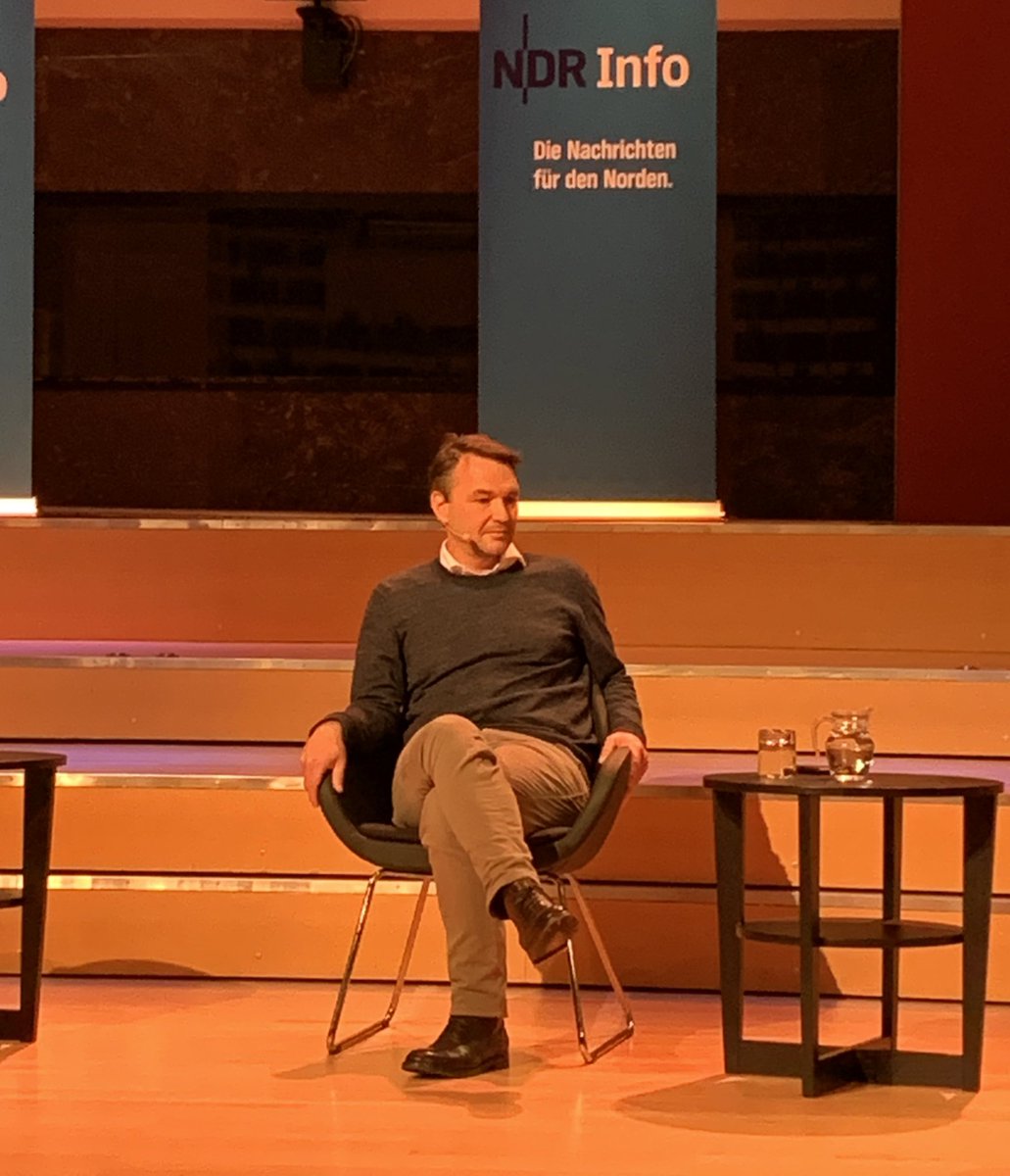 ellen_sch's tweet photo. Wir müssen die Leute bei vielen Themen nicht mehr aufrütteln. Sie wünschen sich neue Perspektiven und Lösungsansätze für bekannte Themen sagt der Chefredakteur der #GEO. @schrder_jens #cjd21 https://t.co/9nBtacJQAN