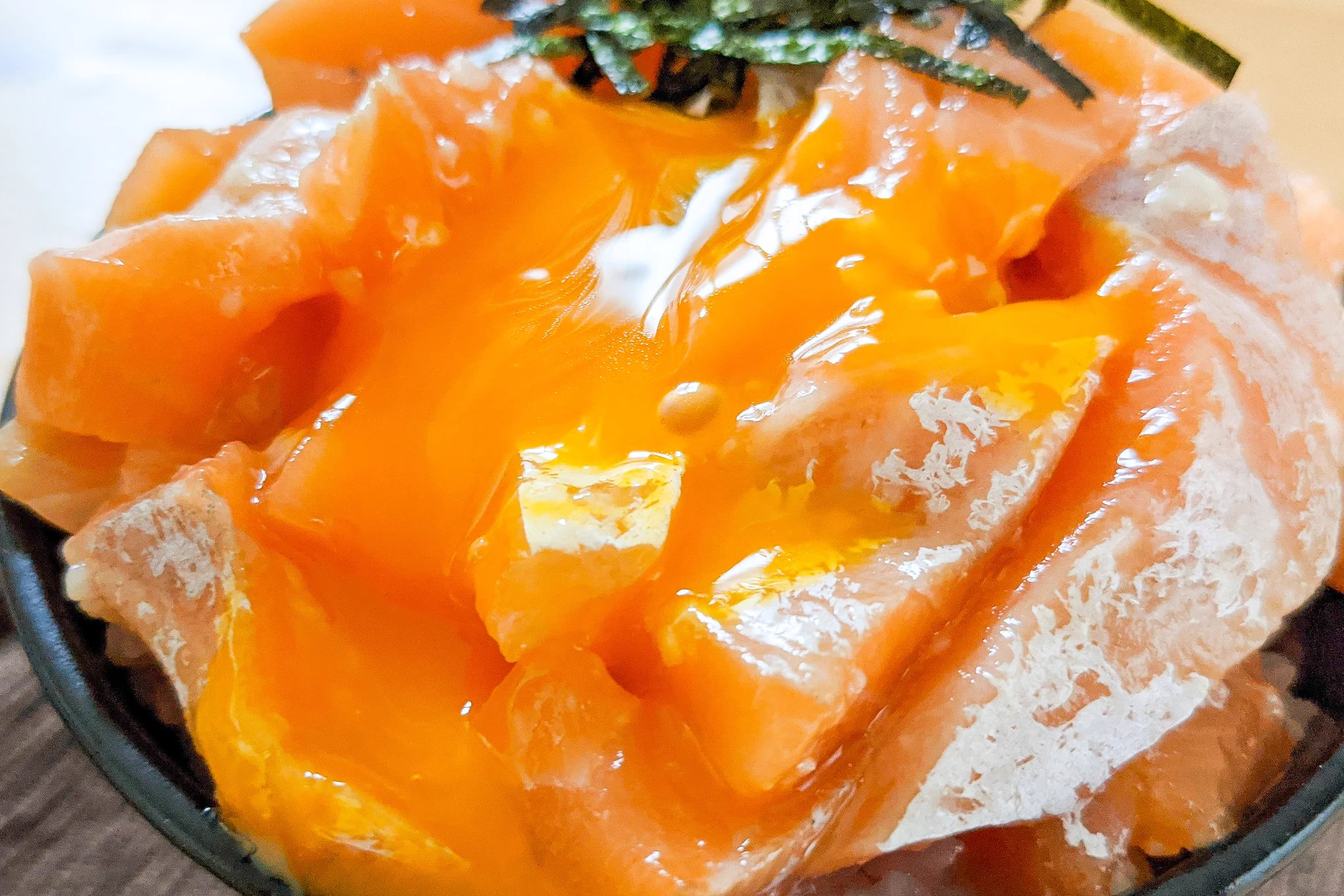 あの2つの調味料で美味しい漬け丼が作れちゃう？！簡単でお手軽なサーモンの漬け丼レシピ！