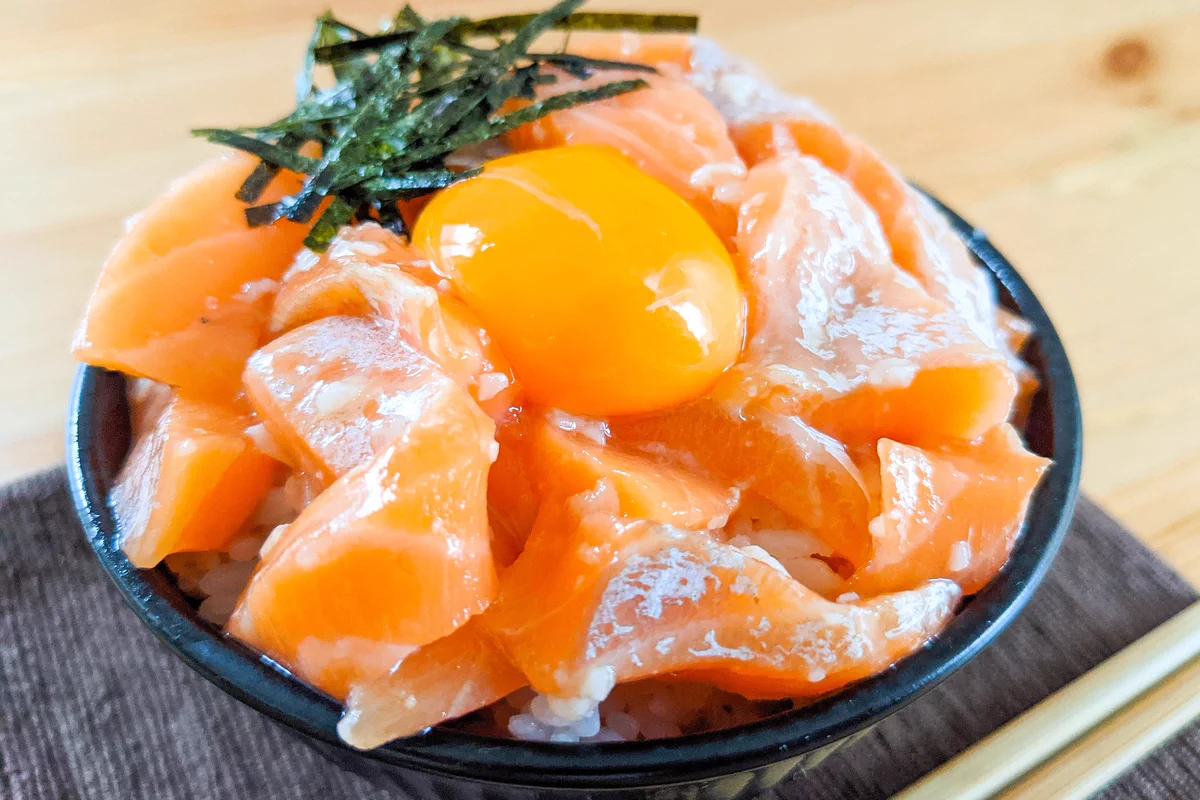 あの2つの調味料で美味しい漬け丼が作れちゃう？！簡単でお手軽なサーモンの漬け丼レシピ！